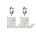 Detalle macro de pendientes de tarot plateados con gemas azules y grabados - Plateado