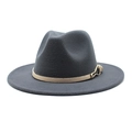Détail d'un chapeau fedora en laine gris foncé avec bandeau en cuir beige et boucle dorée - Gris foncé