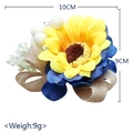 Fiore all'occhiello girasole con petali blu e fiocco in juta di misura 10x9cm - Fiore da Polso Girasole