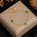 Bracciale in acciaio inossidabile dorato con smeraldi verdi su una scatola da regalo - Stile Gemma Verde e Perlina d'Oro (B694) / Oro