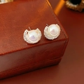 Gros plan de boucles d'oreilles en perles sur socle en métal argenté et boîte à bijoux - Tige en Argent-Argent-AB Irisé