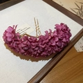 Detail van elegante handgemaakte paarse stoffen bloem haarspeld met gouden metalen pin - Paars