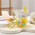 Nahaufnahme von Bubble Tea Schlüsselanhänger mit gelber Flüssigkeit und Perlen - Farbverlaufsseil + Bunte Perlen Milchteetasse / Zitronengelb
