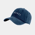 Detail der marineblauen Baseballkappe aus gewaschener Baumwolle mit CHANCE Stickerei - M (56-58cm) / Marineblau