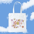 Witte canvas draagtas met kleurrijke retro bloemenprint en motiverende Engelse slogan - Vind het licht in alles / Retro kleurrijk
