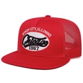 Nahaufnahme der roten Chicago 1967 Stickerei auf einer Vintage Mesh Trucker Kappe - Rot