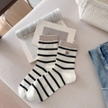 Chaussettes femme crème à rayures noires avec broderie ours et nœud bleu - Blanc