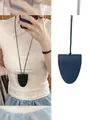 Détail du sac pendentif en cuir grainé noir avec cordon de collier minimaliste - Collier Clochette en Cuir Noir (1#)