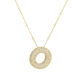 Détail du collier lettre O en laiton doré serti de zircons cubiques brillants sur fond blanc - Lettre O (Pendentif + Chaîne à billes)