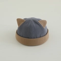 Detalle de gorro de punto acanalado con orejas de gato y diseño en azul y marrón - 50-52cm (2-4 años) / Azul