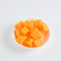 Kunstmatige mangoblokjes in een witte keramische kom voor realistische voedseldecoratie - 2cm x 1,7cm / Mangoblokje