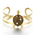 Bracelet jonc tortue doré avec résine marbrée marron et ornements de perles blanches - Style Tortue de Mer (KB206411-SP)