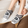 Chaussettes d'hiver en tricot avec motifs de flocons noirs et blancs et semelles - Flocon de Neige Gris Foncé