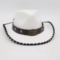 Cappello cowboy bianco in feltro con fascia in pelle, pietre turchesi e fibbia a toro - Stile Testa di Toro Turchese / Bianco Bordo Nero