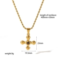 Dettaglio del ciondolo a croce dorata con pietra marrone e misure della catena a fune - Collana con Pietra Preziosa Marrone (TN3273-TG)