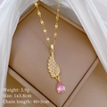 Dettaglio della collana a farfalla dorata con cristallo rosa a goccia in astuccio - Stile Ala d'Oro con Gemma Rosa (B125)
