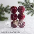 Lot de 6 boules de Noël de 8cm en velours rouge foncé avec broderies d'or et perles - 8cm Boule Floquée Brillante Rouge