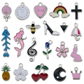 Diverse kleurrijke metalen hangers met hart- en muzieknoten op witte ondergrond - Gemengde Emaille Veelkleurige Stijl (SN1483)