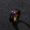 Makroansicht: Schwarzer matter Titanring mit lila Nut und Regenbogen-Innenband-Detail - US 8 / Regenbogen und Schwarz