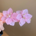 Primo piano di orecchini a fiore in resina viola con perla centrale e dettagli d'oro - Fiore Viola con Cuore Dorato / Viola (Perno in argento)