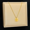 Collana con quadrifoglio dorato con trama radiale su un astuccio per gioielli di lusso - Collana a Catena O / Oro