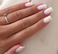 Dettaglio di unghie finte stile francese classico rosa chiaro con punte bianche - Classico Quadrato Arrotondato Rosa Chiaro French (CW55)
