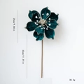 Flor de magnolia de terciopelo verde oscuro con bordes dorados brillantes y cuentas de cristal - Verde