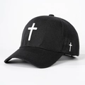 Klassieke zwarte katoenen baseballcap met wit geborduurd kruis in 45 graden zijaanzicht - Wit Geborduurd Kruis / Zwart