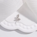 Dettaglio macro del gancio per pendente in argento S925 con zircone scintillante incastonato - Stile C: Gancio Cappello Argento (6.7*12.6mm)