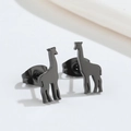 Vista macro di orecchini a lobo minimalisti a forma di giraffa in acciaio nero opaco - Giraffa Nero