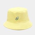 Dettaglio del ricamo a forma di avocado su un cappello a secchiello in cotone giallo acceso - M (56-58cm) / Giallo
