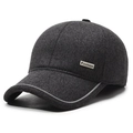 Dunkelgraue Winter-Baseballkappe mit Plüschfutter und dekorativer Metallplatte - Verstellbar / Grau