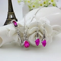 Dettaglio di parure in argento con collana, orecchini e bracciale con cristalli rosa a goccia - Fucsia