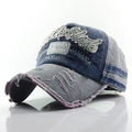 Detailansicht der 1969 Bestickung und Fransen an der Vintage-Baseballkappe im Retro-Stil - Grau + Blau