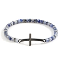 Bracciale da uomo con perline nere opache e ciondolo a croce in metallo su sfondo bianco - Pietra Mista Blu Bianco Nero