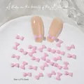 Dettaglio dei mini fiocchi rosa per nail art da 6,5x3,5mm su un vassoio bianco - Rosa Solido