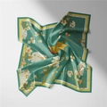 Détail d'un foulard en soie verte avec fleurs de prunier et oiseau doré traditionnel - 53cm / Perroquet aux cinq couleurs - Empereur Huizong