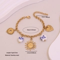 Bracciale dorato in acciaio inossidabile con ciondoli a sole e cuore su sfondo beige - Stile Sole Cuore Porcellana Blu Bianca (1#)