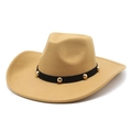 Vue détaillée du chapeau en feutre camel avec ruban en cuir et rivets dorés - M(56-58cm) / Chameau