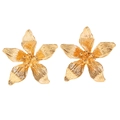 Dettaglio di orecchini a fiore dorati con petali spazzolati e centri con perline - Oro Lucido