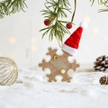 15cm Weihnachtsflocken-Anhänger mit roter Mütze und Holzknopf an Kiefernzweig - Hölzerner Weihnachts-Schneeflocken-Anhänger