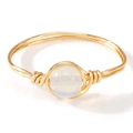Handgemaakte gouden ring met draadwikkeling en doorschijnende ronde opaalsteen - US-9 / Opaal-Melkwit