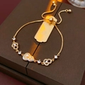 Verstellbares vergoldetes Armband mit weißem Emaille-Anhänger und echten Süßwasserperlen - Armband - Gold - Weiß