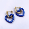 Détail de boucles d'oreilles en U dorées avec pendentifs en forme de cœur bleu roi - Bleu foncé