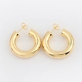 28mm dicke goldene C-Form Creolen mit polierter Oberfläche auf weißem Hintergrund - Gold