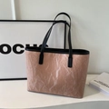 Grande borsa tote minimalista rosa con trama stropicciata e sottili manici neri chic - Borsa Singola / Rosa