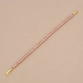 Détail des pierres roses taille princesse et du fermoir doré du bracelet de tennis - Or Avec Zircone Rose Carrée