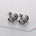 Pendientes de ancla vintage en acero de titanio plateado con detalles de cuerda - Un Par / Color Acero