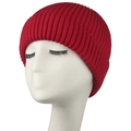 Gros plan d'un bonnet en maille côtelée rouge vif pour la chaleur et le confort hivernal - Adulte / Rouge