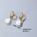 Elegante goldene Tropfenohrringe mit weißen Anhängern für einen minimalistischen Stil - Weiß (E01265-2)